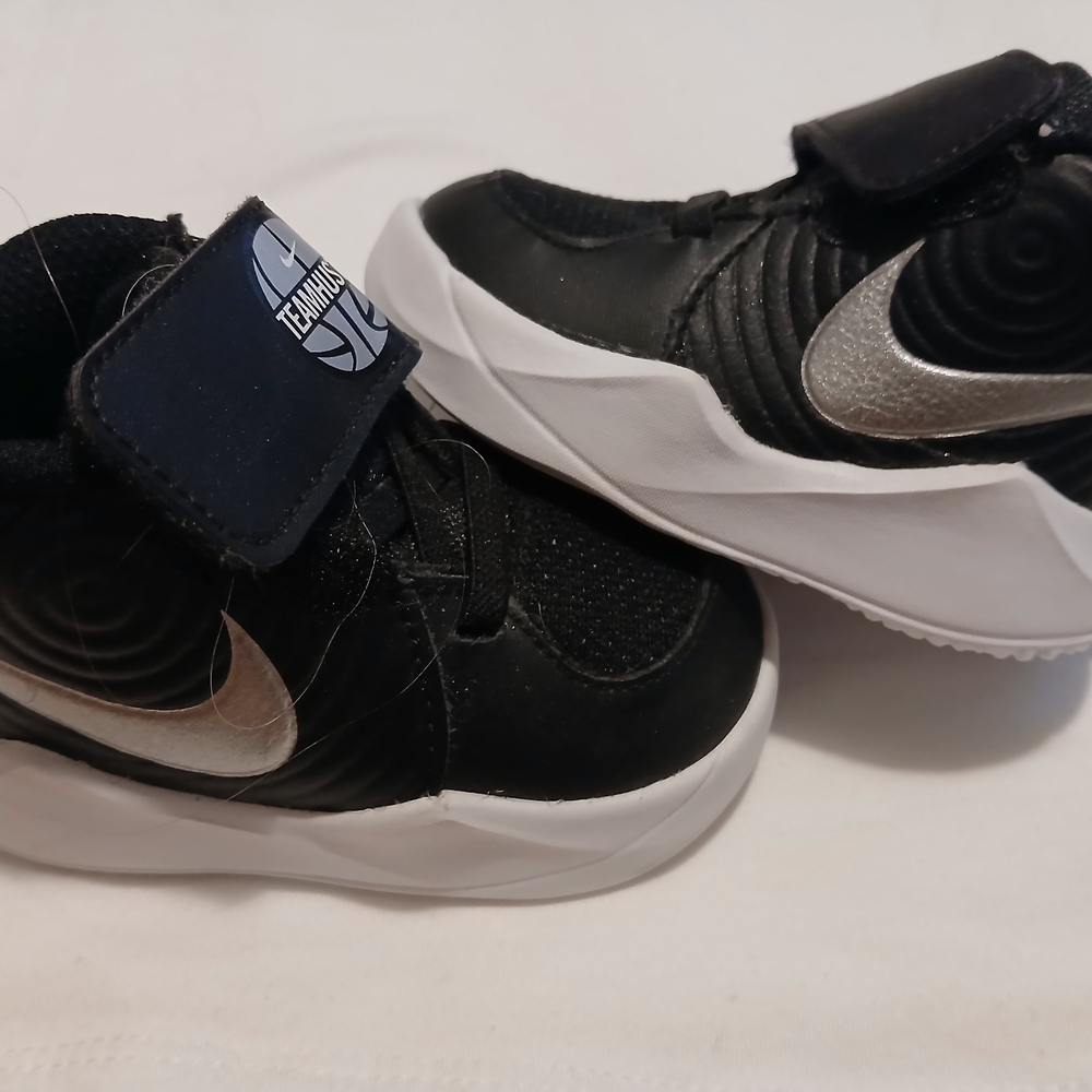 Nwot Size 2.5 Nike Kids' Black/Silver Team Hustle Basketball Shoes